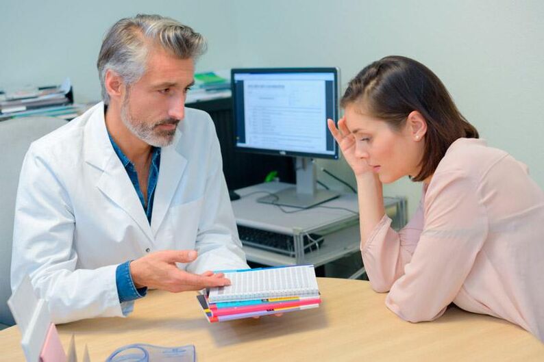 Un paciente con signos de infección parasitaria en una cita con un terapeuta.